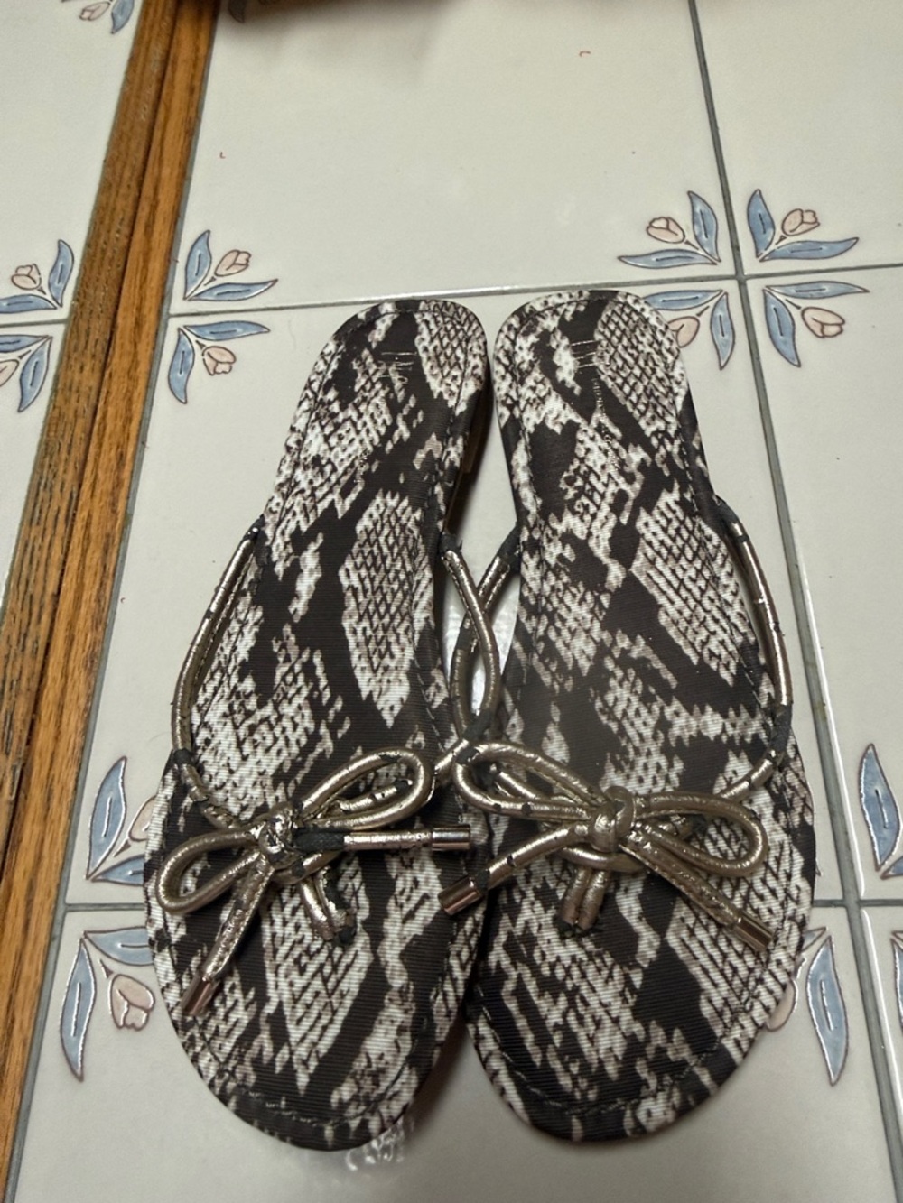 INC Snake Print Bow Flip Flops in Black & Cream size 5 1/2 NEW